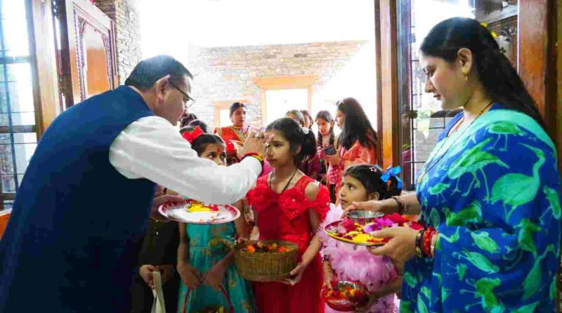 सीएम आवास में मनाया गया लोकपर्व फूलदेई,प्रदेश वासियों को दी शुभकामनाएं