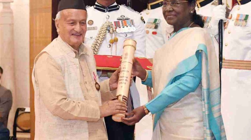 भगत सिंह कोश्यारी पद्मभूषण से हुए सम्मानित,राष्ट्रपति द्रौपदी मुर्मू के हाथों मिला सम्मान