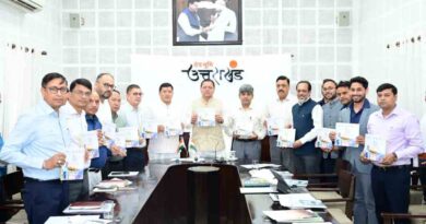 CM धामी ने ‘सौर जागरूकता स्मारिका पुस्तिका’ का किया विमोचन