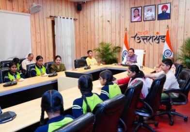 CM धामी ने बालिकाओं के साथ सुनी प्रधानमंत्री के मन की बात,छात्रों से CM ने किया संवाद