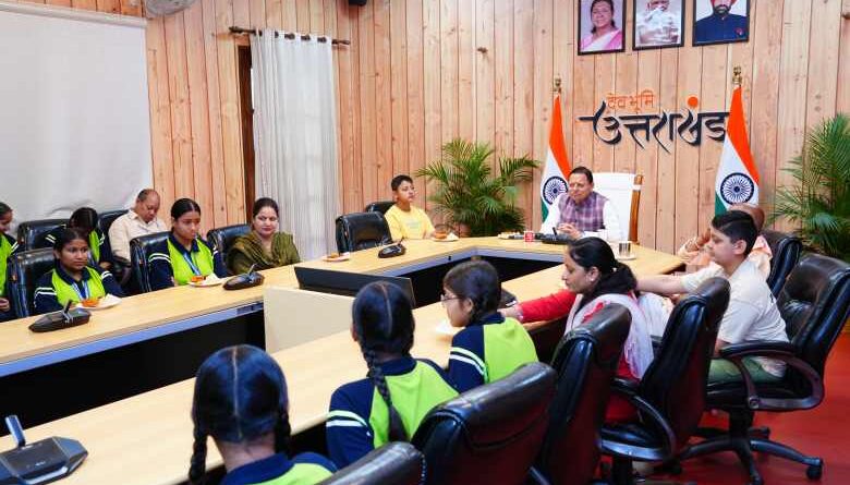 CM धामी ने बालिकाओं के साथ सुनी प्रधानमंत्री के मन की बात,छात्रों से CM ने किया संवाद