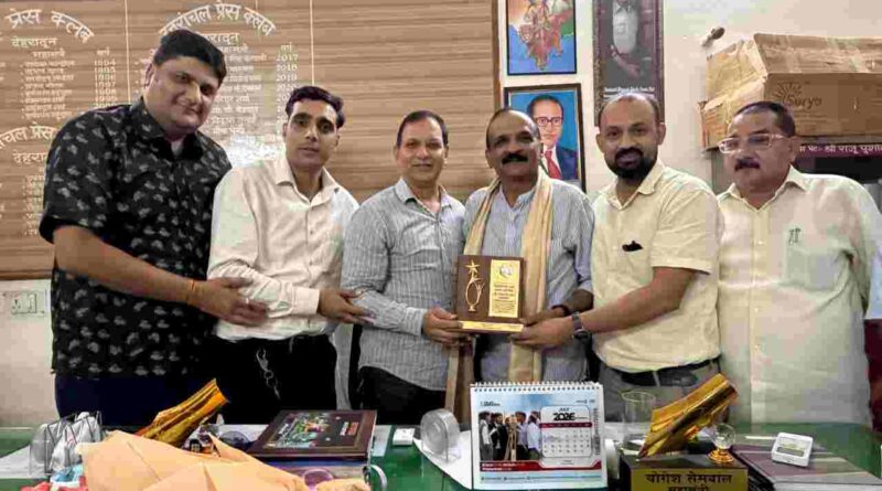 वरिष्ठ पत्रकार एवं लेखक मनोज इष्टवाल का प्रेस क्लब ने किया सम्मानित,कण्वाश्रम –भरत से भारतवर्ष तक प्रकाशित कॉफी टेबल बुक प्रकाशित करने के लिए मिला सम्मान