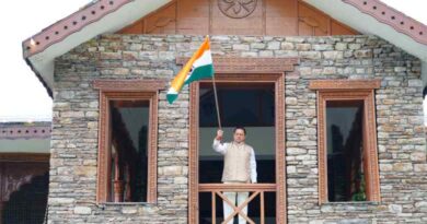 मुख्यमंत्री धामी ने मुख्यमंत्री आवास पर तिरंगा लगाकर दिया ‘हर घर तिरंगा’ का संदेश,हर नागरिक राष्ट्रध्वज के सम्मान और राष्ट्रभक्ति की भावना के साथ अभियान में सहभागिता करे : मुख्यमंत्री – Apnu Uttarakhand