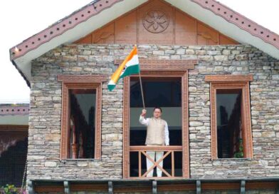 मुख्यमंत्री धामी ने मुख्यमंत्री आवास पर तिरंगा लगाकर दिया ‘हर घर तिरंगा’ का संदेश,हर नागरिक राष्ट्रध्वज के सम्मान और राष्ट्रभक्ति की भावना के साथ अभियान में सहभागिता करे : मुख्यमंत्री – Apnu Uttarakhand