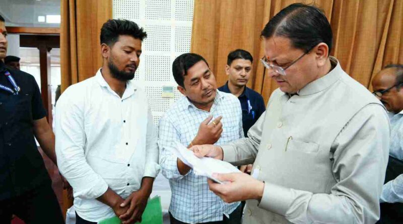 मुख्यमंत्री ने मुख्य सेवक सदन में सुनी जनसमस्याएं,जनसमस्याओं के त्वरित एवं प्रभावी समाधान के लिए अधिकारियों को दिए निर्देश