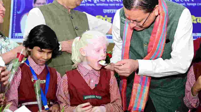 दिव्यांग बच्चों के बीच अपना जन्म दिवस मनाने पहुंचे मुख्यमंत्री पुष्कर सिंह धामी,बच्चों के साथ केक काटा, आत्मीयता से मिले और साझा की जन्म दिवस की खुशियां