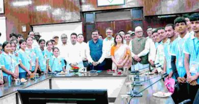देवप्रयाग के टॉपर विद्यार्थियों से मिले मुख्य सचिव आनंद बर्द्धन,मेहनत और तकनीक के साथ आगे बढ़ने का दिया मंत्र