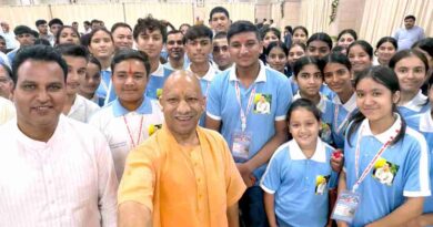 देवप्रयाग के मेधावी छात्रों से मिले यूपी के मुख्यमंत्री योगी आदित्यनाथ,साथ में खिंचवाई सेल्फी,छात्रों को प्रदान किए बैग