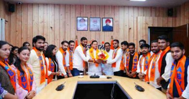 सीएम धामी से एबीवीपी के नवनिर्वाचित पदाधिकारियों ने की भेंट,छात्रसंघ चुनाव में जीत पर मुख्यमंत्री ने दी बधाई