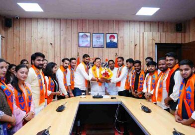 सीएम धामी से एबीवीपी के नवनिर्वाचित पदाधिकारियों ने की भेंट,छात्रसंघ चुनाव में जीत पर मुख्यमंत्री ने दी बधाई