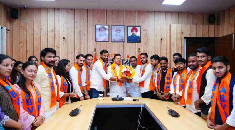 सीएम धामी से एबीवीपी के नवनिर्वाचित पदाधिकारियों ने की भेंट,छात्रसंघ चुनाव में जीत पर मुख्यमंत्री ने दी बधाई